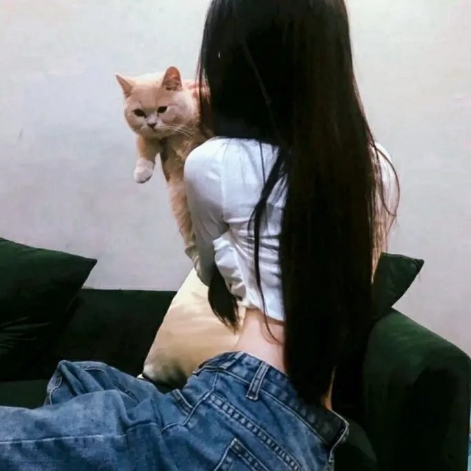 穿条纹衣的男孩